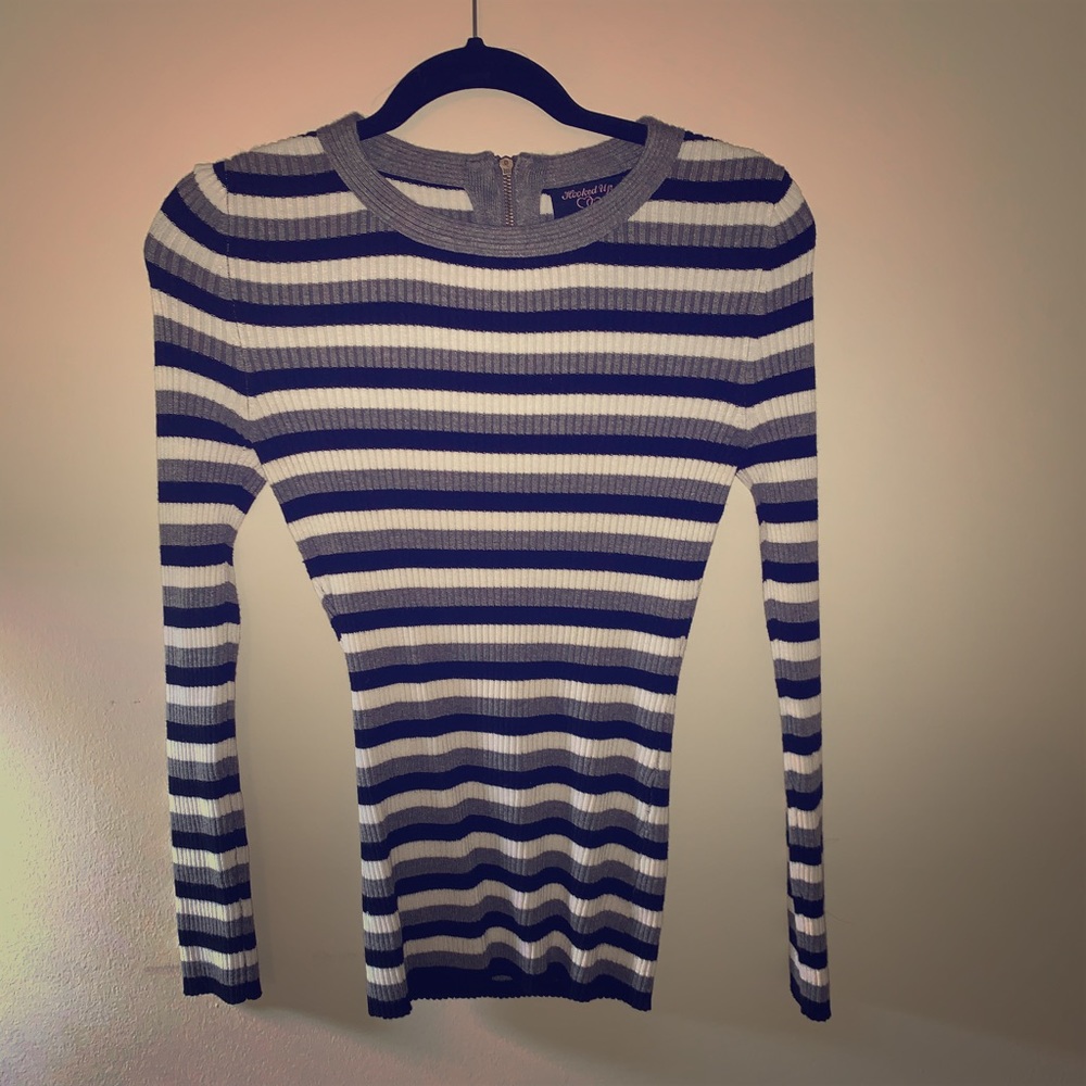 Ribbed long-sleeved black and white top